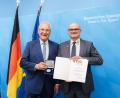 Bild: Giulia Iannicelli
Maximilian Beer, Erster Bürgermeister der Marktgemeinde Schwarzhofen, freute sich über die Auszeichnung von Joachim Herrmann.