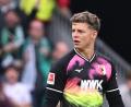 Bild: David Inderlied/dpa
Frustriert: Augsburgs Torwart Finn Dahmen nach der 2:3-Niederlage in Bremen.