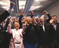 Bild: Britta Pedersen/dpa
AfD-Chefin Alice Weidel (zweite von rechts) feiert mit der Berliner AfD und fordert von Bundeskanzler Friedrich Merz nach dem schlechten Wahlergebnis in Mecklenburg-Vorpommern Konsequenzen.