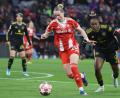 Bild: Karl-Josef Hildenbrand/dpa
Verteidigerin mit Offensivdrang: Bayern-Spielerin Franziska Kett (l). (Archivbild)