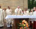 Bild: Rosi Hasenstab
Den Abschlussgottesdienst im Freien feierten gemeinsam (von links) Pfarrvikar Christian Ogu, Pfarrer Benny Joseph, Pfarrer Alfons Schöpf, Stadtpfarrer Hrudaya Madanu und die Ministranten aus Sorghof.