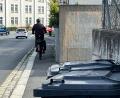 Bild: Stephan Huber
Eine Momentaufnahme in der Kastler Straße illustriert das Problem: Auf dem schmalen Gehweg fahren gern Radler und E-Scooter-Nutzer, obwohl sie das nicht dürfen – und Anliegern, die aus den Hofeinfahrten auf die Straße einbiegen wollen, sehen sie zu spät, weil Mauern die Sicht einschränken.
