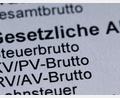 Bild: Jens Büttner/dpa
Für Bruttogehälter ab 5.812,50 Euro im Monat wird die Krankenversicherung ab kommenden Jahr teurer, bei mehr als 8.450 Euro wird auch mehr Rentenbeitrag fällig. (Symbolbild)