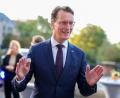 Bild: Christoph Reichwein/dpa
Wo immer er hinkommt, überall wartet auf Hendrik Wüst dieselbe Frage.