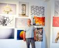 Bild: Wilhelm Koch
Marcus Rebmann vor Werken seiner aktuellen Ausstellung im Luftmuseum.