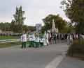 Bild: Piegsa
Von der Bürgermeister-Schemela-Straße bis zum Festzelt beim alten Pfarrhof schlängelte sich am Sonntag der rund 130 Meter lange Kirchenzug aus 21 Abordnungen.