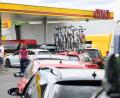 Archivbild: Robert Michael/dpa
Autofahrer stehen an einer Tankstelle in der Schlange, um zu tanken.