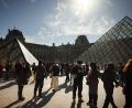 Bild: Thomas Padilla/AP/dpa
Weil zwei Deutsche kurzerhand eigene Bilder im Louvre aufgehängt haben, hat das Museum sie an die Polizei ausgehändigt. (Archivbild)