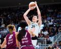 Bild: Sammy Kogan/The Canadian Press/AP/dpa
Breanna Stewart (rechts) ist nun auf Rang acht der ewigen Scorerliste in der WNBA.