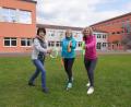 Bild: fvo
Der Landkreis Neustadt/WN fördert das Projekt "Rundum fit". Einmal für 2027 die 42 Trainingseinheiten und dann den weiteren Ankauf von weiteren 15 Smovey-Ringen, die die Übungsleiterinnen Johanna Grünauer, Doris Völkl und Christine Rupprecht (von links) präsentieren.
