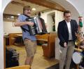 Bild: Alexander Hörl
Nach dem Abendessen und der Laudatio wurde es lustig: Der scheidende JU-Vorsitzenden Christian Doleschal begleitete mit der Teufelsgeige den Erbendorfer Alleinunterhalter Walter Kobel.