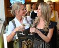 Bild: Lucas Caspari/dpa
Sina Scherer (links) und Silke Völling veranstalten die Party.