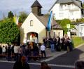 Bild: Bernhard Kreuzer
Von der Sonne verwöhnt wurde Altensteinreuth bei der Vorabendmesse am Samstagabend. Die Durchgangsstraße wurde dabei ein Teil des Altarraums.