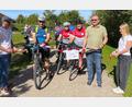 Bild: Gerhard Krones
Die beiden Bürgermeister und Schirmherren Thorsten Grädler (2. von links) und Uwe König (2. von rechts) durchschnitten das Startband. Markus und Marina Burgenmeister von Cycling2Help waren zusammen mit den übrigen Teilnehmern startklar.