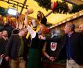 Bild: Sven Hoppe/dpa
OB Krause hatte am Samstag seinen ersten Oktoberfest-Anstich souverän gemeistert.
