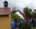 Bild: Sieglinde Schärtl
In luftiger Höhe mit dem Teleskoplader, segnete Diakon Ulrich Wabra die restaurierte Glocke