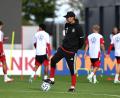 Bild: Federico Gambarini/dpa
Jürgen Klopp beobachtet den Trainingsstart der Fußball-Nationalmannschaft.