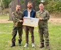 Bild: Bundeswehr/PzArtBtl 131
Der Batteriechef und der Spieß übergeben Einrichtungsleiter Peter Wasel den Spendenscheck.