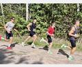 Bild: Christian Lingl
Mehrere Sieger auf einem Bild: Am Ende setzte sich Simon Grünwald, SCMK Hirschau (rotes Trikot) als Gesamtsieger über 9 Kilometer durch. Dahinter der spätere Sieger des Jedermann-Laufs über 4,5 Kilometer Marcel Honig, gefolgt von Niklas Blaschke, der die Jugendklasse gewonnen hat.
