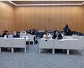 Bild: Kathrin Halbhuber
Der Angeklagte (hinten rechts) wird von vermummten Polizeibeamten in den Saal verbracht. Er soll zusammen mit einem 31-Jährigen (hinten links) aus dem Krankenhaus heraus mit Drogen gedealt haben. Die Mitangeklagte (vorne links) habe sich zusammen mit ihrem Fahrer (vorne rechts) "draußen" um die Geschäfte gekümmert.