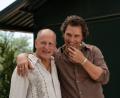 Bild: -/Apple TV/dpa
Nur Freunde oder Brüder? Woody Harrelson (l) und Matthew McConaughey mischen in „Brothers“ Realität und Fiktion.