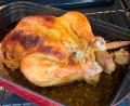 Bild: Michael Schiffer
Die Freilandpoularde wird zwischen Haut und Fleisch mit der Kräuterquarkfüllung versehen.