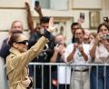 Bild: Simon Wohlfahrt/AFP/dpa
Dion begeistert in Paris auch immer wieder Fans, die sich vor ihrem Hotel versammelt haben. (Archivbild)