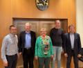 Bild: Stefanie Gradl
Die zwei neuen Stadtheimatpfleger Elisabeth Hammer und Thomas Pröls wurden von den drei Bürgermeistern Manuel Plößner, Thorsten Grädler und Markus Graf offiziell im Amt willkommen geheißen.