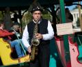 Bild: Sven Hoppe/dpa
Gerne sorgt Toni Schleifer am Saxofon auch selbst für die passende Musik an seinem historischen Fahrgeschäft.