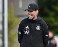 Bild: Federico Gambarini/dpa
Jürgen Klopp erzählt launig, dass er die Nationalhymne singen kann.