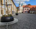 Bild: Paul Zrenner
Seit einigen Wochen stehen die großen Pflanzkübel am Johannisplatz. Am Tag der Stadtratssitzung wurden zwei davon mit rundum verlaufenden Bänken ergänzt.