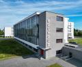 Bild: Jan Woitas/dpa
Blick auf das Bauhausgebäude in der Gropiusallee in Dessau - Ende 1925 zog das Bauhaus von Weimar nach Dessau und erlebte dort seine Blütezeit.