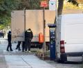 Bild: Sven Kaueler/dpa
Polizeibeamte durchsuchen einen Lastwagen im Ortsteil Gesundbrunnen.