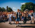 Bild: -/Warner Bros./dpa
Nicholas Jonah Peter (Mitte) als Emil und seine vielen neuen Freunde in einer Szene des Films „Emil und die Detektive“ (Kinostart 24.09.2026).