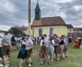 Bild: Bianca Spies
16 Kirwapaare tanzen um den fein geschmückten Kirwabaum.