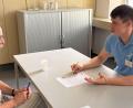 Bild: Lucas Westermannn/digiDEM Bayern
Nikolas Dietzel, wissenschaftlicher Mitarbeiter im Projekt digiDEM Bayern, bei einem Demenz-Screeningtest.