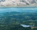 Luftbild: mür
Auch wenn aktuell im Gebiet südlich des Großen Weihers bei Plößberg (unten links im Bild) Richtung Floß und Flossenbürg keine Windräder geplant sind, ist das Areal dennoch interessant für die "Bayern Wind GmbH", eine Tochtergesellschaft der Staatsforsten.