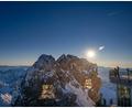 Bild: Peter Kneffel/dpa
An der Zugspitze gab es einen großen Felssturz. (Archivbild)