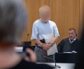 Bild: Lennart Preiss/dpa
Der 71-Jährige war nach mehreren Hitlergrüßen besonders gesichert in den Saal gebracht worden. (Archivbild)