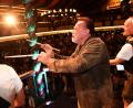 Bild: Felix Hörhager/dpa
„Terminator“ Arnold Schwarzenegger dirigiert im Marstall-Festzelt.