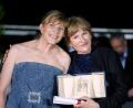 Bild: John Locher/Invision/AP/dpa
Hauptdarstellerin Jana Radewa (l) und die Regisseurin Valeska Grisebach in Cannes. (Archivbild)