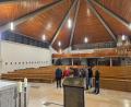 Bild: Ernst Wawra
Die Kirchenverwaltung Hl. Familie begutachtet den Abschluss. Neben Stadtpfarrer Thomas Kopp begleitete Tobias Roderer als Mitglied des Gremiums maßgeblich die Durchführung der Maßnahme.