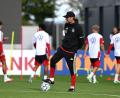 Bild: Federico Gambarini/dpa
Länderspiel-Debüt nach nur zwei Trainingseinheiten: Jürgen Klopp.