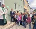 Bild: Marianne Moosburger
Eine Plakette am Hahnbacher Kloster erinnert jetzt an Schwester Patrona Schwaiger: Pfarrer Michael Birner, Hahnbachs Erster Bürgermeister Dominik Sachsenhauser, Katja Stiegler von der AOVE und Dritte Bürgermeisterin Evi Höllerer (von links) sind stolz darauf.
