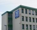 Bild: jut
ZF – hier das Verwaltungsgebäude am Standort in Auerbach – hat schon bessere Tage erlebt. Wegen Managementfehlern ist der Konzern stark verschuldet.