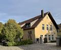 Bild: gri
Das Pfarrheim am Kirchplatz prägt den Ort Wutschdrof baulich und kulturell.