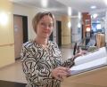 Bild: Gabi Schönberger
Susanne Wagner blickt ins das mit liebevoll formulierten Nachrichten und Erinnerungen gefüllte Gästebuch des Hospiz Sankt Felix in Neustadt/WN. Die 56-Jährige hat die Einrichtung mit aufgebaut und sieben Jahre lang geleitet. Nun wechselt sie zurück ins Klinikum Weiden.