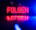 Bild: Robert Michael/dpa
Mit einer gefälschten LED-Anzeige sollen sich Unbekannte als Polizisten ausgegeben und einen 22-Jährigen zum Folgen aufgefordert haben. (Symbolbild)