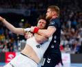 Bild: Frank Molter/dpa
Kiels Veron Nacinovic (l) und Flensburgs Blaz Blagotinsek kämpfen um den Ball. (Archivbild)