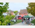 Archivbild: Fred Lehner
Die Marktplatzanlage bietet reichlich Gelegenheit zum Einkaufsbummel, Tische und Bänke laden zum Verweilen ein. Ein idealer Festplatz.
